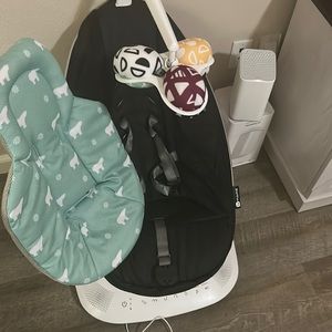 4MOMS MAMAROO SWING USED HANDFUL OF TIMES COMES WITH NEWBORN INSERT